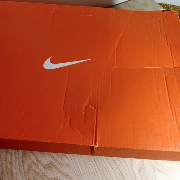 NWT Nike Women's size 12 Running Shoes in Sparkling Silver! - Picture 13 of 15